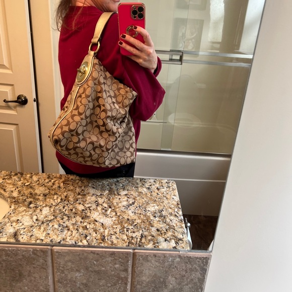 Coach hobo bag, beige with gold strap gold hardware - Picture 7 of 8